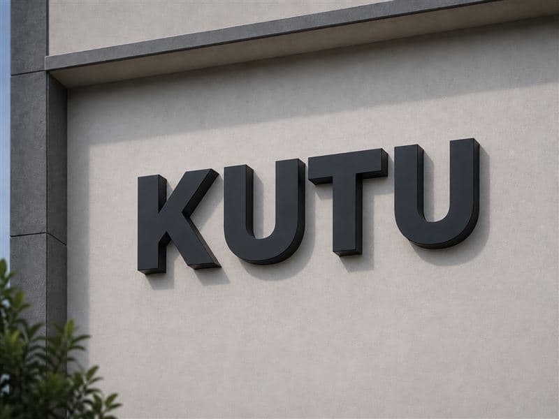 Unbeleuchtete 3D-Buchstaben aus Metall an einer Fassade