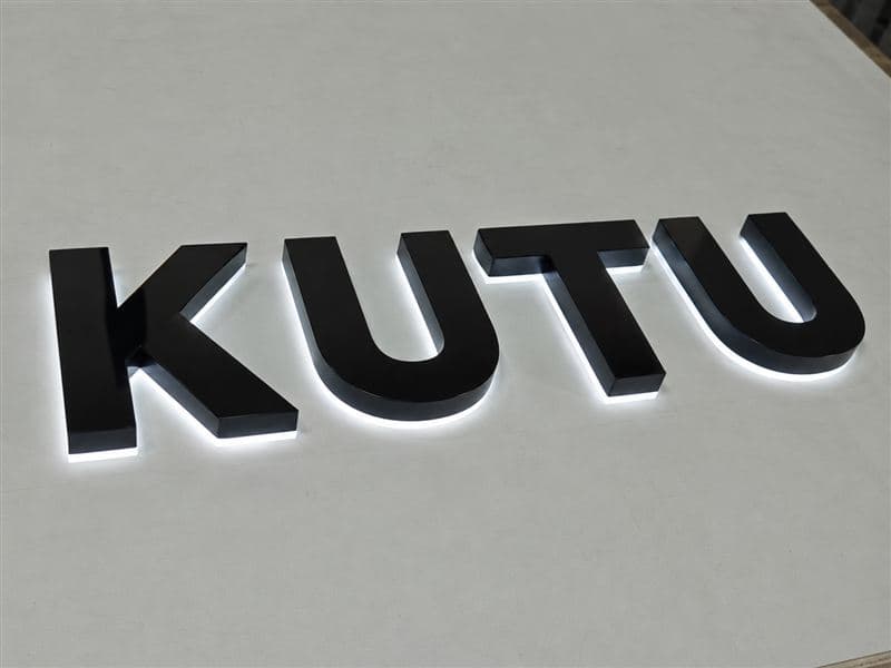 Rückleuchtende lackierte Chrom-Buchstaben mit Acryl-Wandplatte