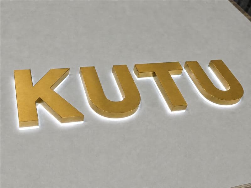 Rückleuchtende Edelstahl-Buchstaben mit Acryl-Wandplatte