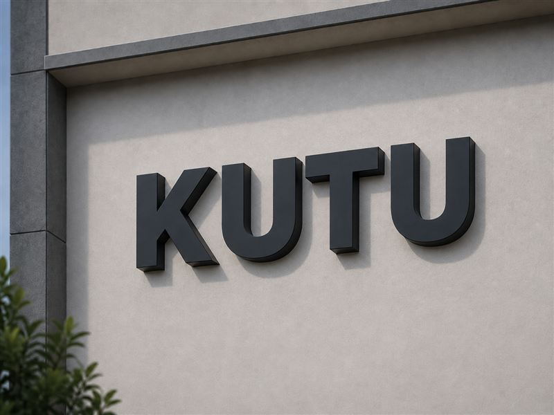 Unbeleuchtete 3D-Buchstaben aus Metall an einer Fassade